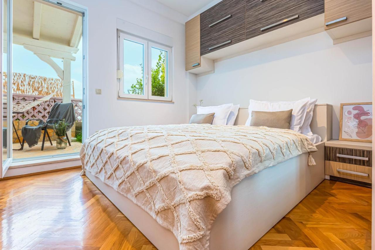Beachfront Apartment Есенице Экстерьер фото