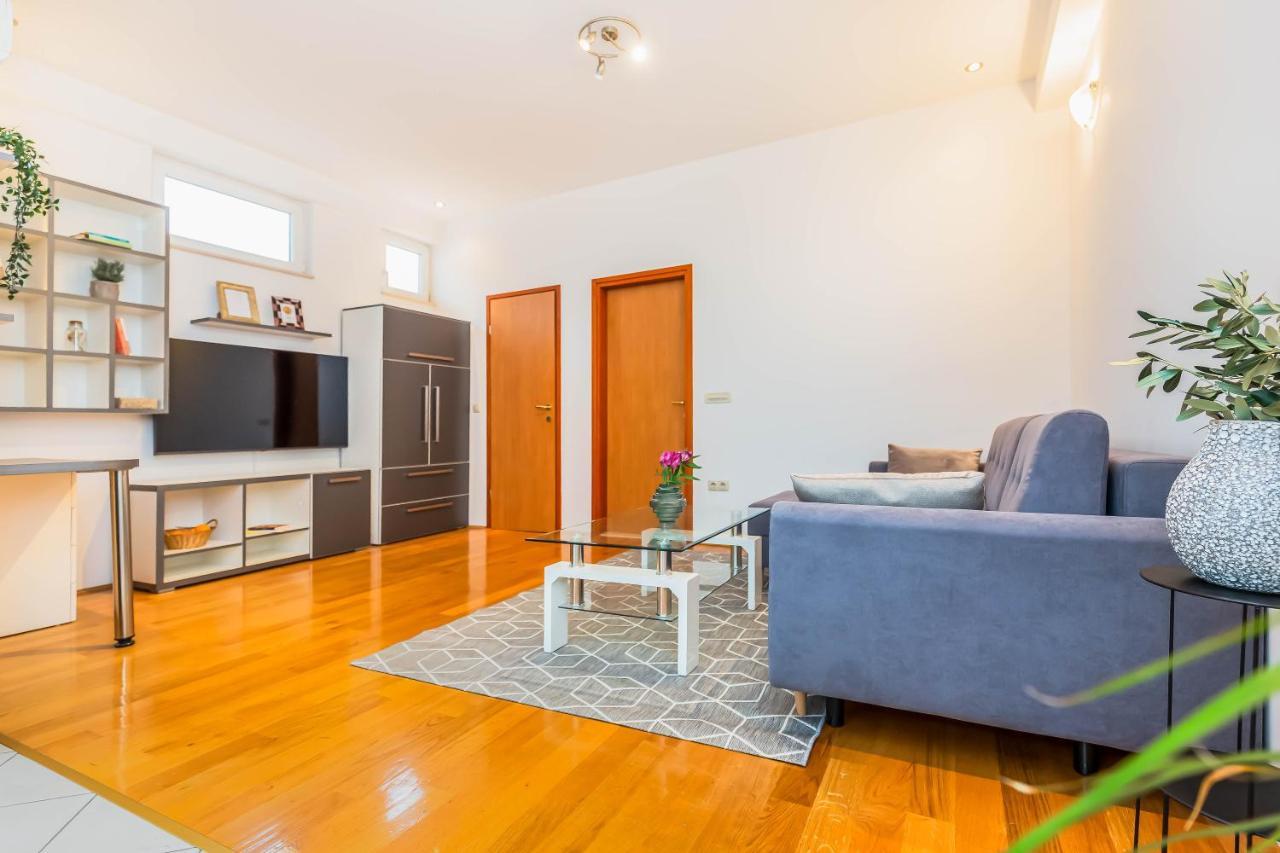 Beachfront Apartment Есенице Экстерьер фото