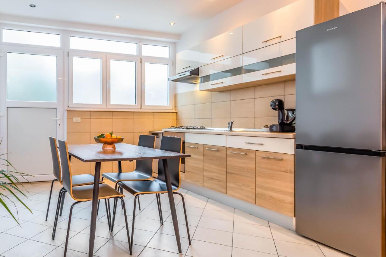 Beachfront Apartment Есенице Экстерьер фото