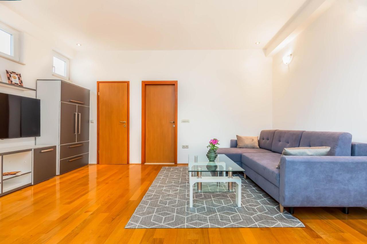Beachfront Apartment Есенице Экстерьер фото