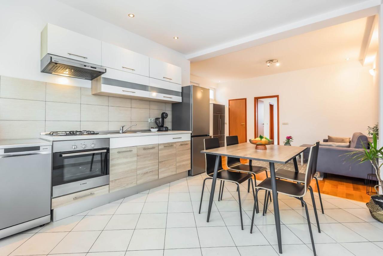 Beachfront Apartment Есенице Экстерьер фото