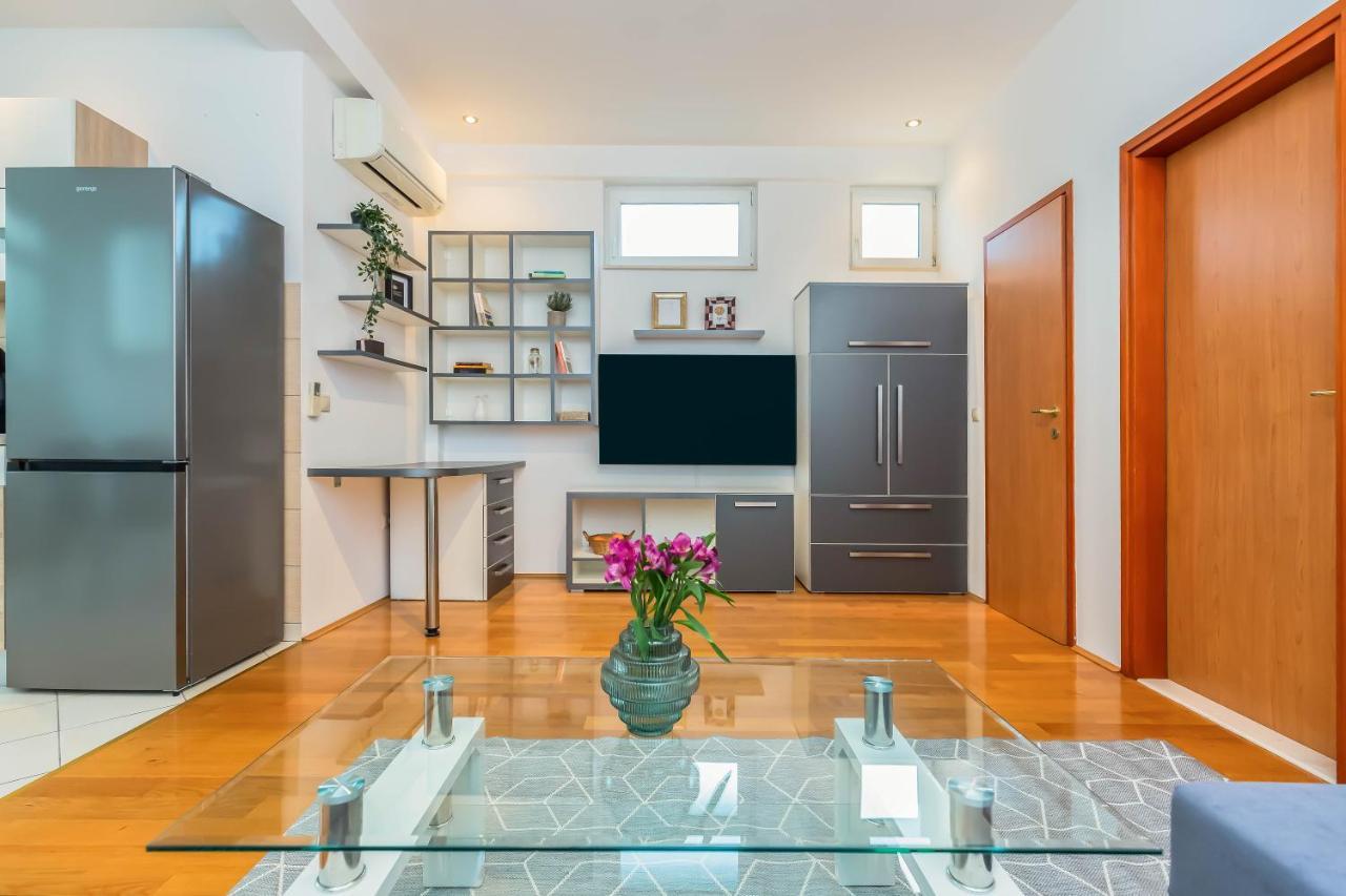 Beachfront Apartment Есенице Экстерьер фото