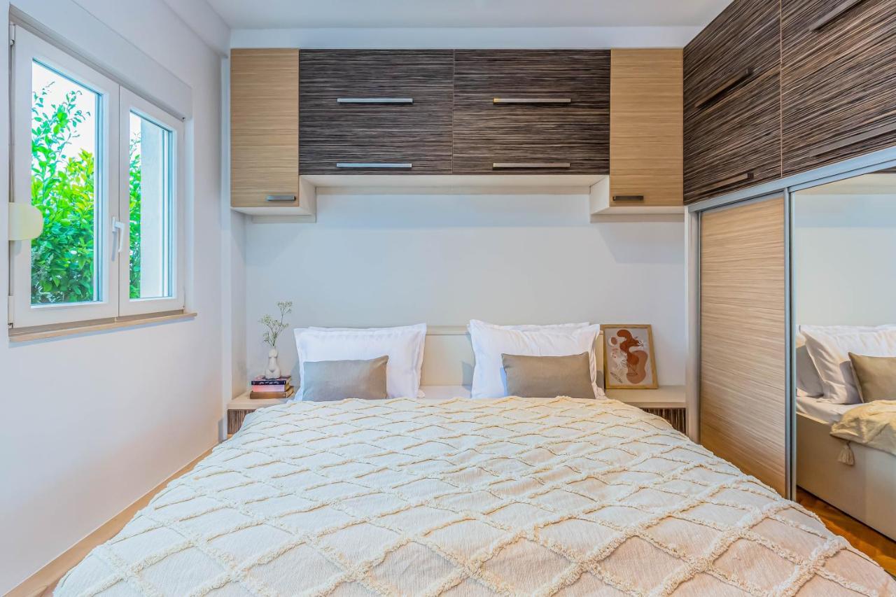 Beachfront Apartment Есенице Экстерьер фото