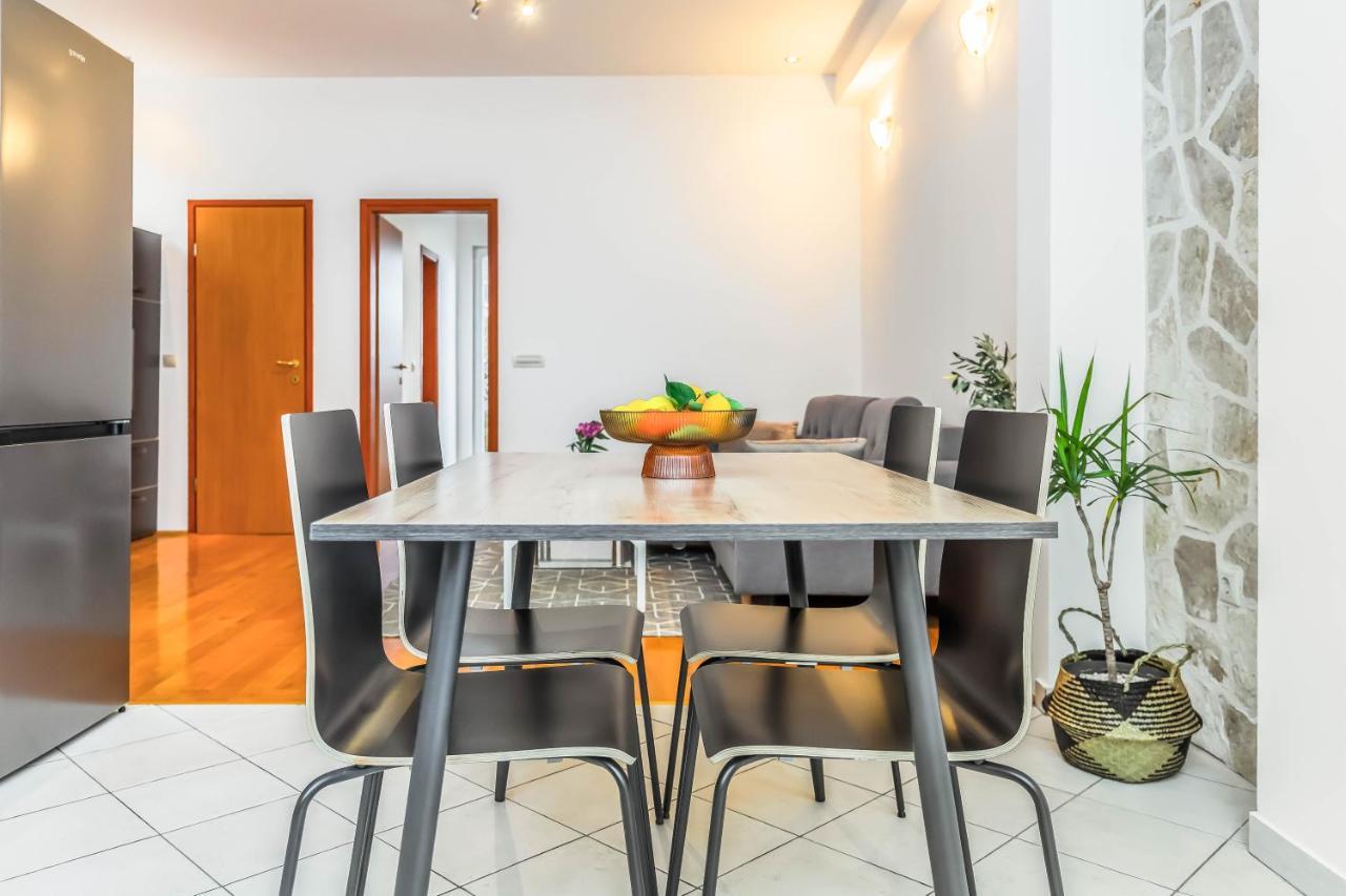 Beachfront Apartment Есенице Экстерьер фото