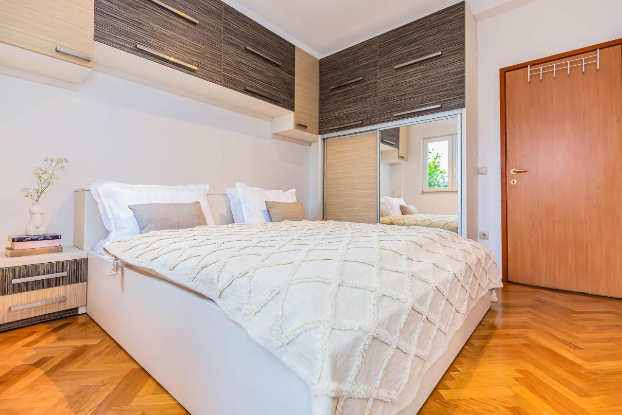 Beachfront Apartment Есенице Экстерьер фото