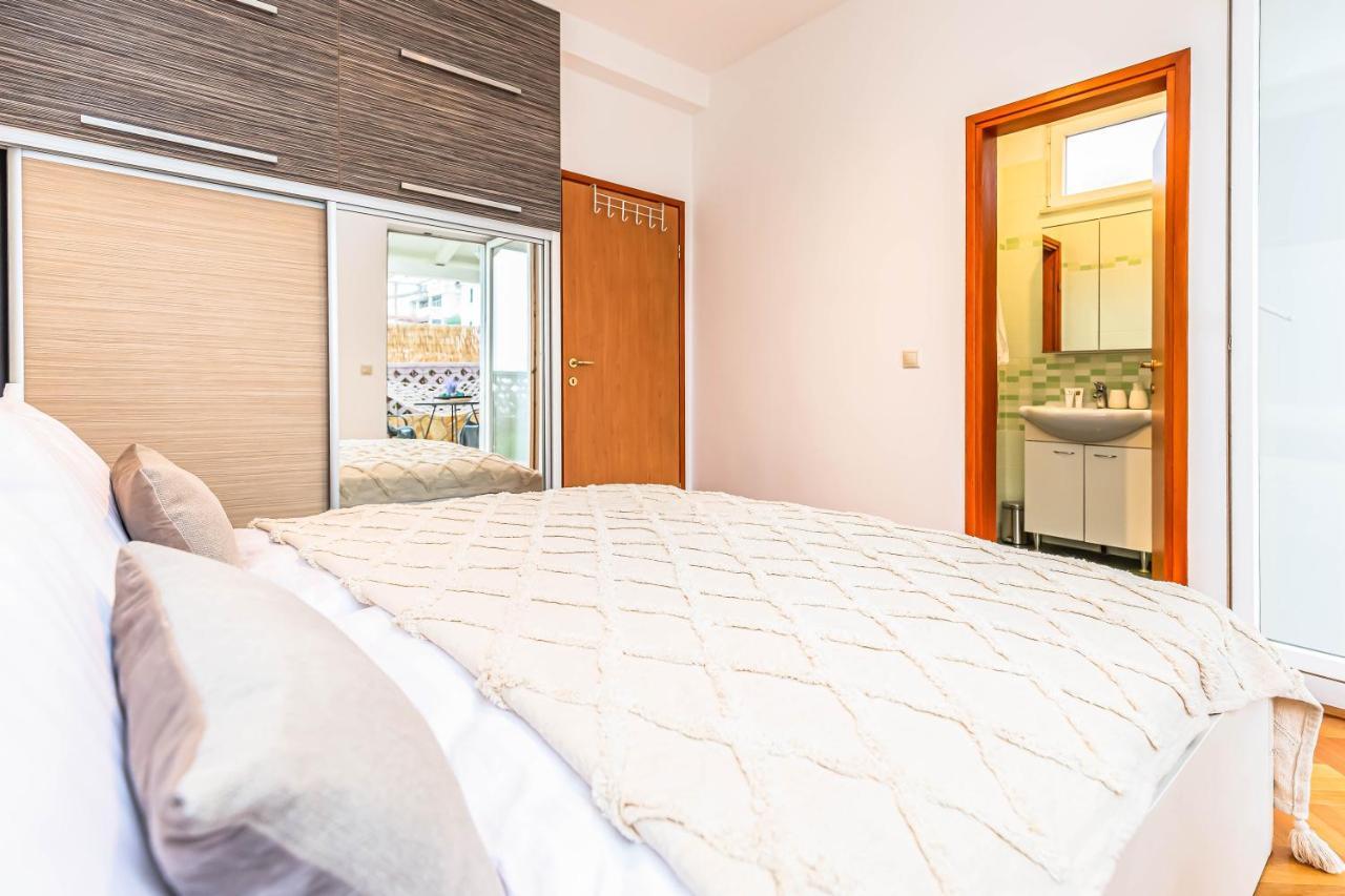 Beachfront Apartment Есенице Экстерьер фото
