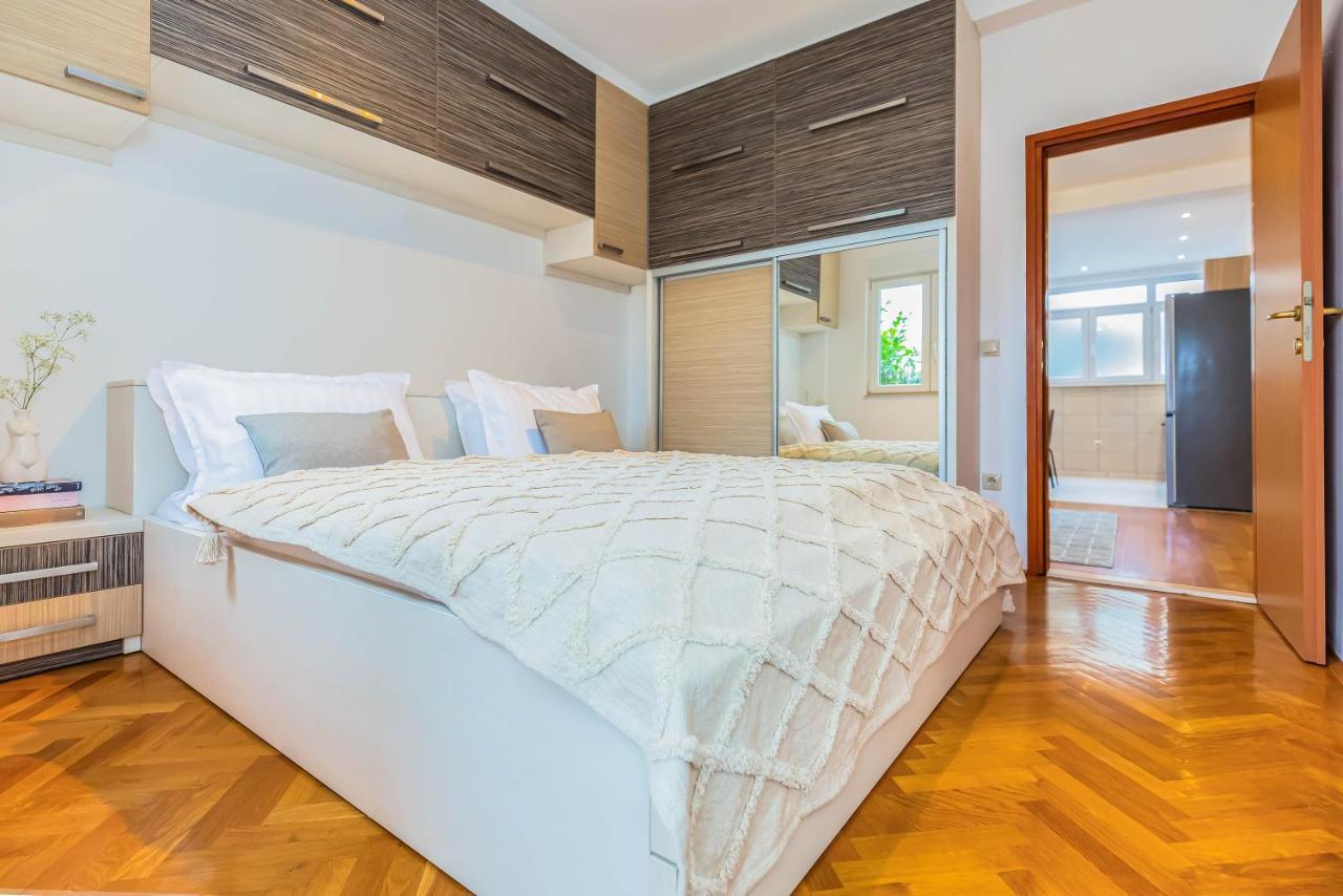 Beachfront Apartment Есенице Экстерьер фото